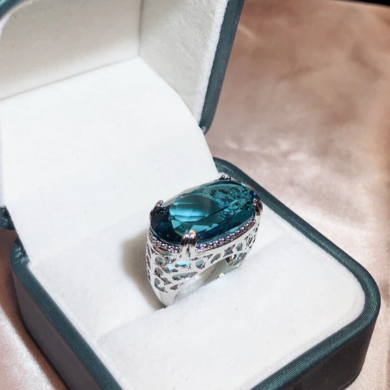 Title 3, Dames party ring lichtblauw met grote edelsteen...