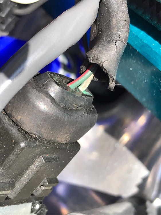スカイライン GT-Rのやる事いっぱい・スロットルセンサー・ざっくり調整・同じカプラーは見つからないʕ⁎̯͡⁎ʔ༄・U字配管撤去に関するカスタム事例の投稿画像1枚目