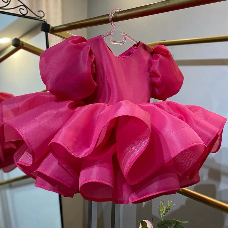 Robe princesse à manches bouffantes pour bébé jouant du piano et premier anniversaire, parfaite pour une célébration mémorable.