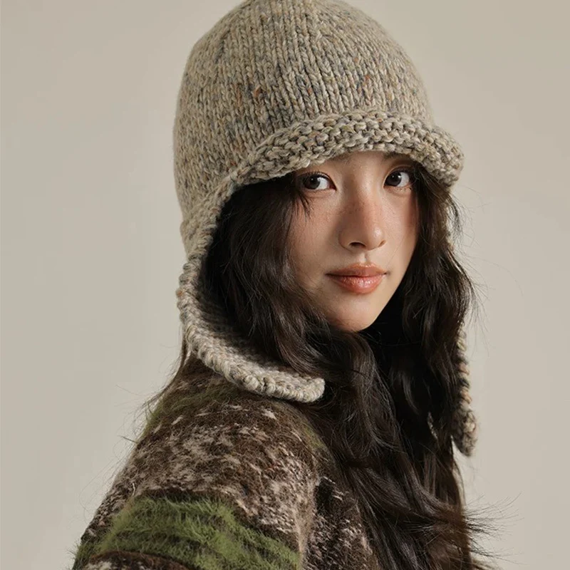 Petit chapeau cache-oreilles tricoté tissé de couleurs mélangées d'aspect rétro