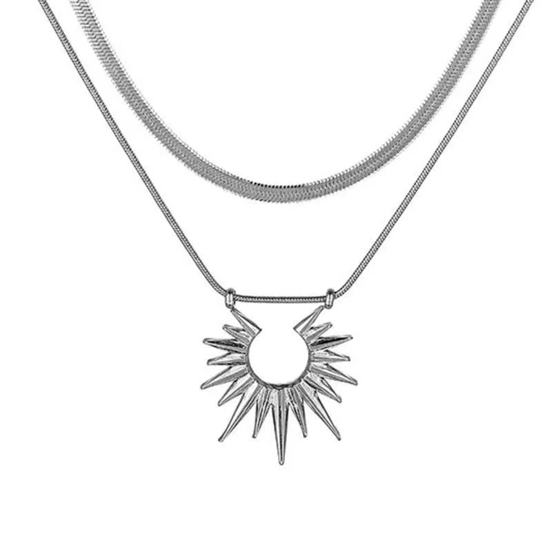 Amerikaanse Double Layer Twin Sun hanger ketting met Snake Bones ketting, luxe ontwerp met geavanceerde details voor een stijlvolle uitstraling.