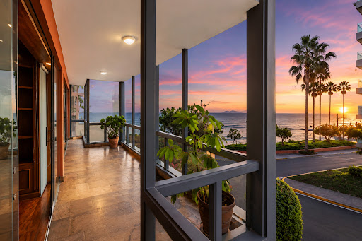 Balcony with sea view and sunset in this luxury apartment / penthouse for rent in Miraflores ($2,900 - 200 m²)