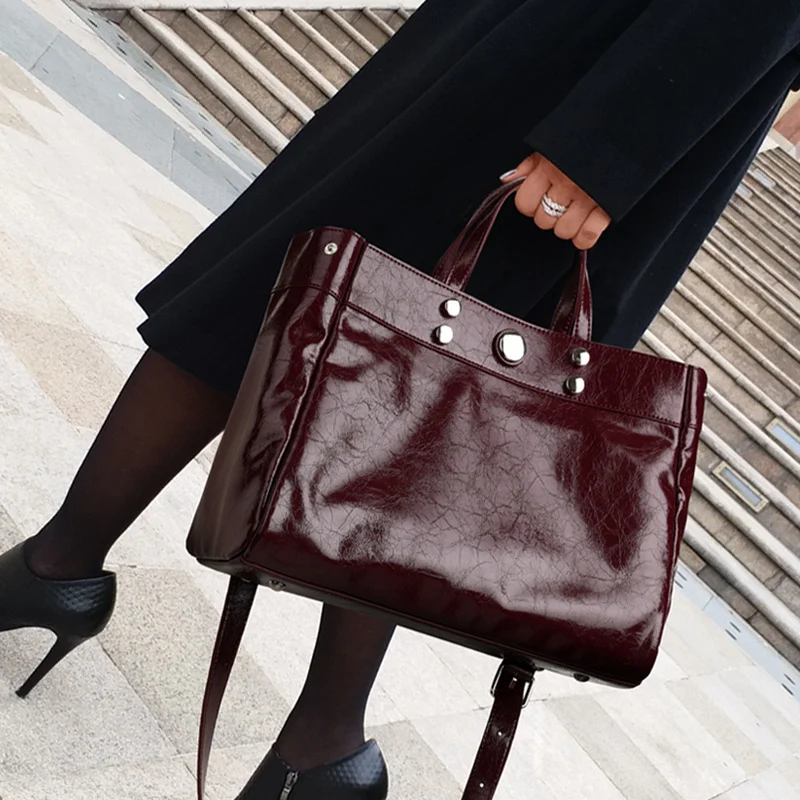 Bolsa de ombro feminina de couro genuíno, grande capacidade, casual e elegante, popular, com alta sensação e perfeita para o dia a dia.