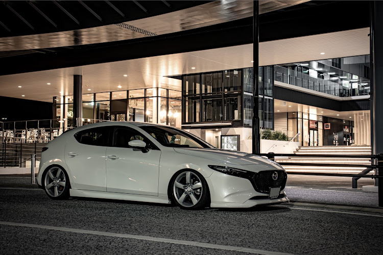 MAZDA3のマツダ3・シンプルスタイル・シンプル・車高調整に関するカスタム事例の投稿画像1枚目