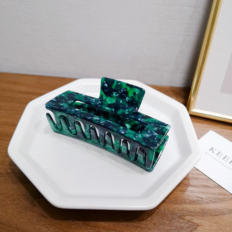 Barrettes géométriques simples pour cheveux en plaque d'acétate surdimensionnée, accessoire facile à utiliser pour coiffures quotidiennes élégantes.