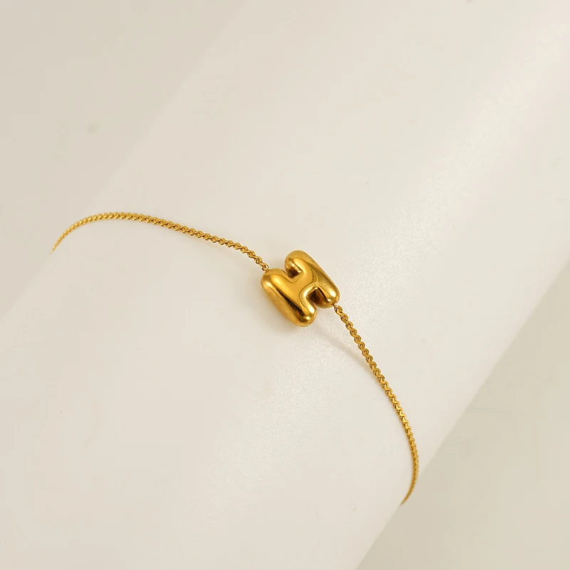 Roestvrijstalen armband met 26 letters in een speciaal design. Personaliseer je look met deze duurzame en stijlvolle armband.
