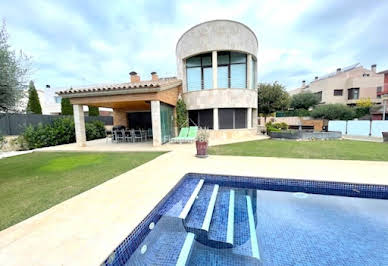 Maison avec piscine et terrasse 8