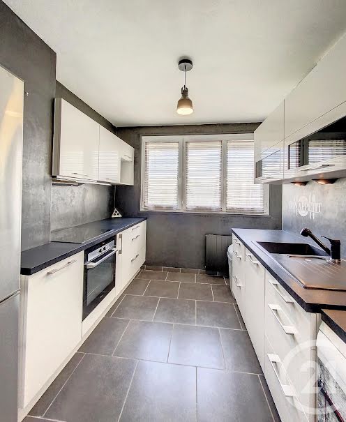 Location meublée appartement 5 pièces 80 m² à Orleans (45000), 450 €