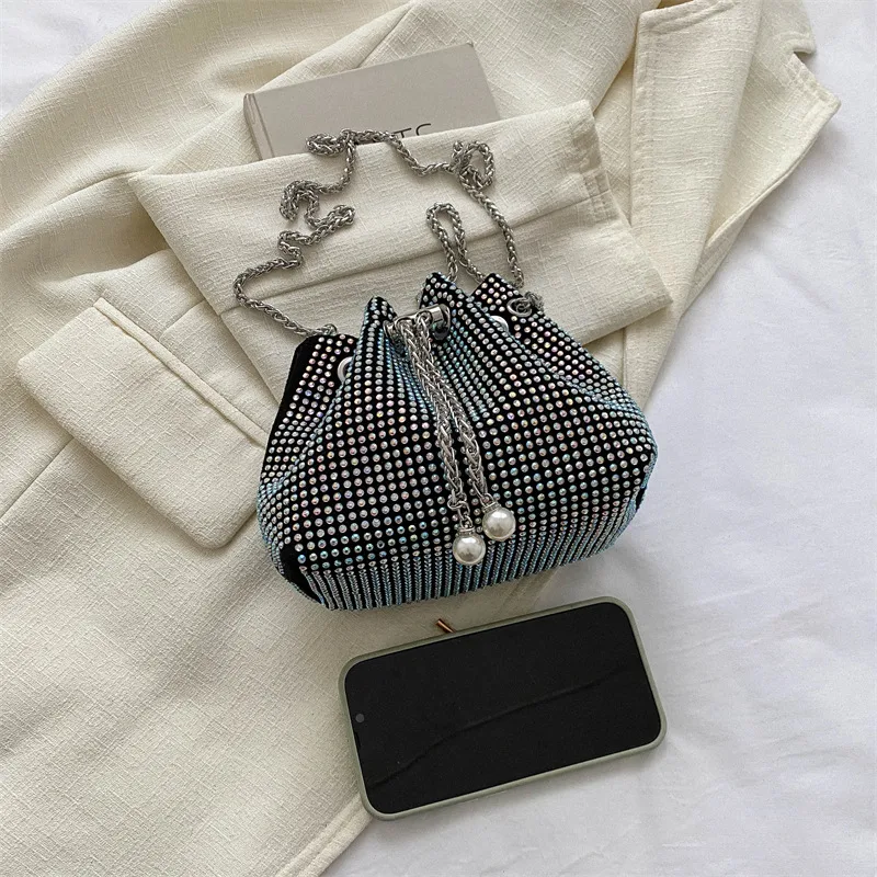 Bolsa crossbody com corrente e cordão de diamante de alta qualidade. Leve seus itens essenciais com elegância e segurança. Perfeita para o dia a dia.