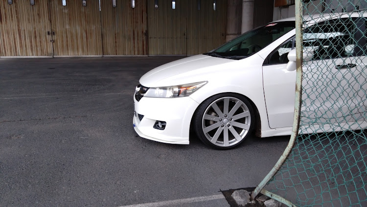 ストリームの愛車の横顔・黄砂嫌い・目指せPickUpCars・お題に乗っかってみたに関するカスタム事例の投稿画像1枚目