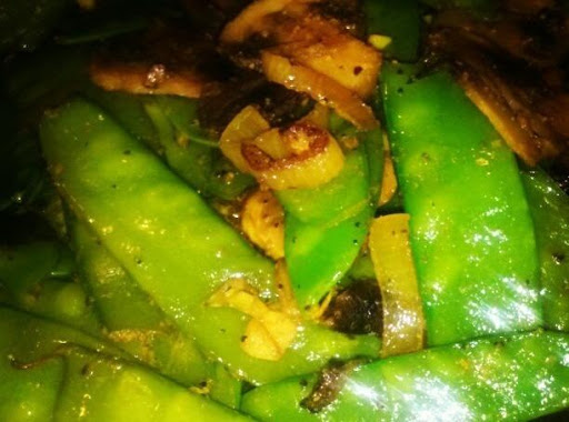 Snow peas, mushrooms & shallots cooked in coconut oil with turmeric, cumin, black pepper and fresh garlic