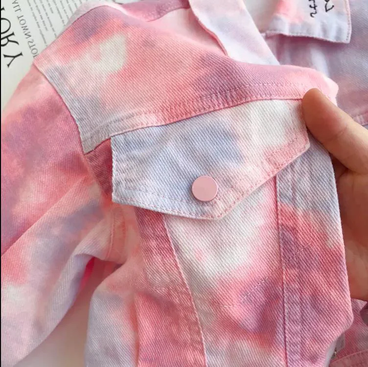 Denim jasje voor meisjes met tie-dye design voor een trendy en comfortabele look. Perfect voor dagelijks gebruik en gemakkelijk te combineren.