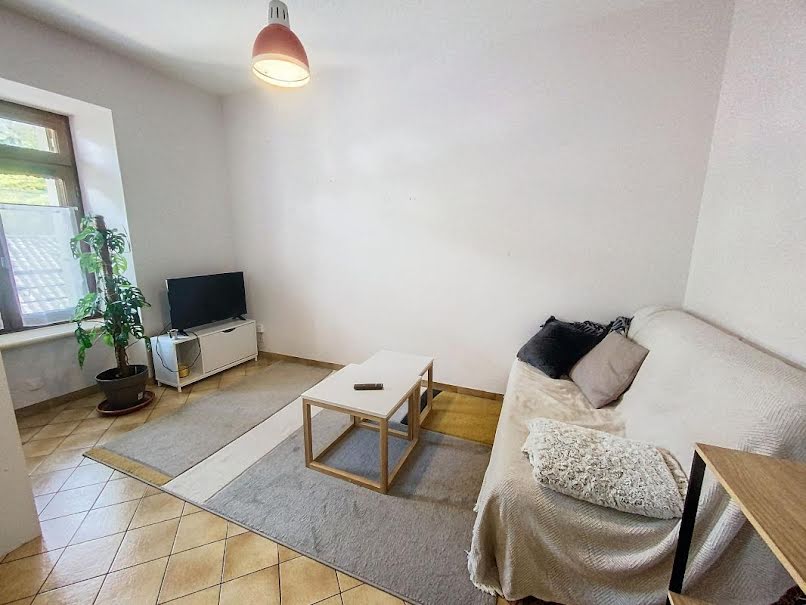 Location  appartement 2 pièces 34 m² à Saint-Flour (15100), 393 €