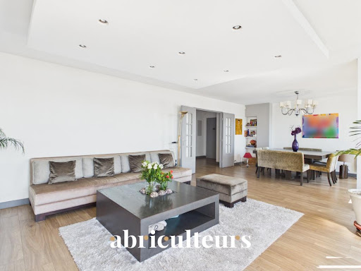 Modern living room with coffee table and dining area - Apartment purchase in Charenton-le-Pont, 6 rooms, 4 bedrooms