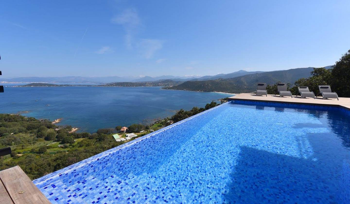 Villa avec piscine en bord de mer Coti-Chiavari