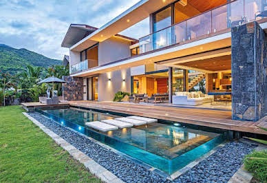 Seaside villa with pool and garden 4