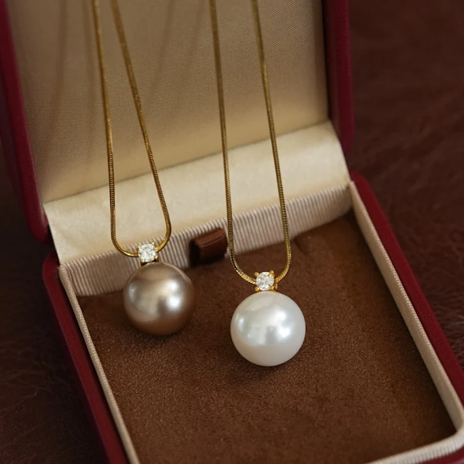 Collier de perles de mode luxe abordable au design spécial, une touche de douceur et de sophistication pour toutes occasions.
