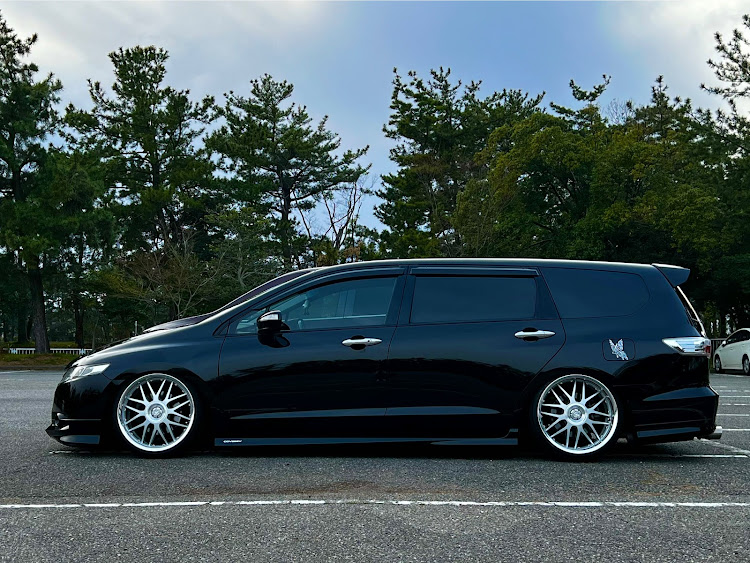 オデッセイのエルグランド・シンプル仕様・ツラウチの美学・前後キャンバー通し・レーシングハートTYPE C4に関するカスタム事例の投稿画像1枚目