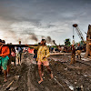 Shipbreaking workers carrying metal sheet 2008-08-09<br />
foto: © Shahidul Alam