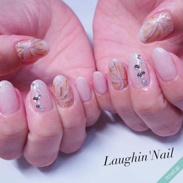 一瞬の美しさをネイルに閉じ込めて 夏の風物詩 花火 が主役のデザイン Trill トリル