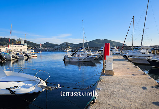 Marina with boats and mountains - Luxury house for sale in Saint-Cyr-sur-Mer, 8 rooms, 6 bedrooms