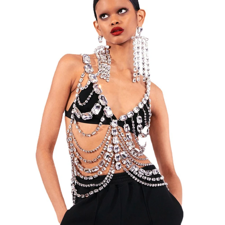 Cadena de cuerpo multicapa con pedrería exagerada para realzar tu estilo. Joyería brillante y llamativa perfecta para eventos.