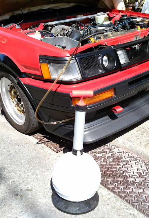 カローラレビンのAE86・ハチロク・カローラレビン・オイル交換・久々の上抜きに関するカスタム事例の投稿画像1枚目