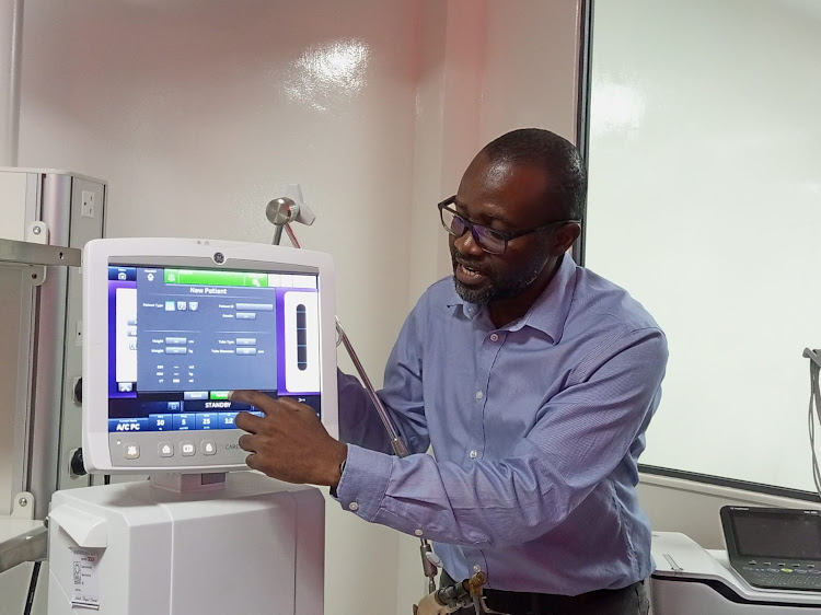 Collins Omuga from Achelis Kenya LTD explains how the CARESCAPE R860 ventilator works during the unveiling of the equipment