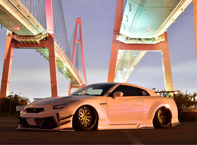 NISSAN GT-Rの左斜め前写真展・r35・Kuhl Racing・team kuhl's・verz wheelsに関するカスタム事例の投稿画像1枚目