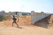 A wall has been built with the apparent aim of blocking the Mooiplaas informal settlement near Centurion
from mushrooming further. 