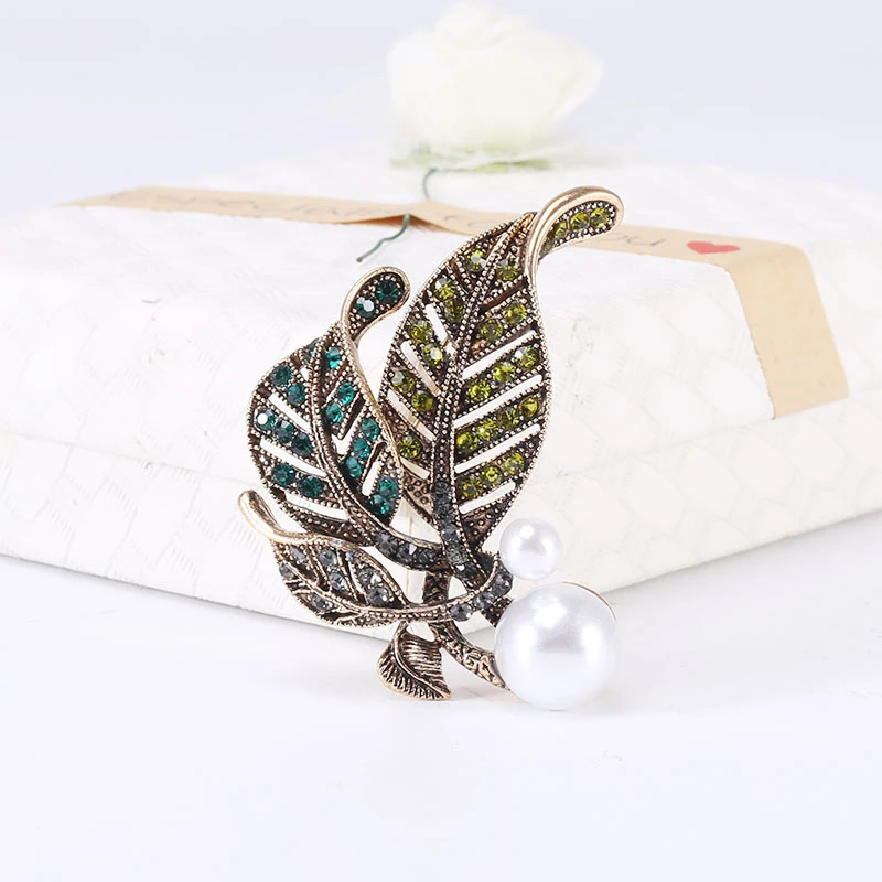 Broche de hoja retro creativo con diamantes de imitación y perlas, accesorio elegante y versátil para combinar con cualquier atuendo.