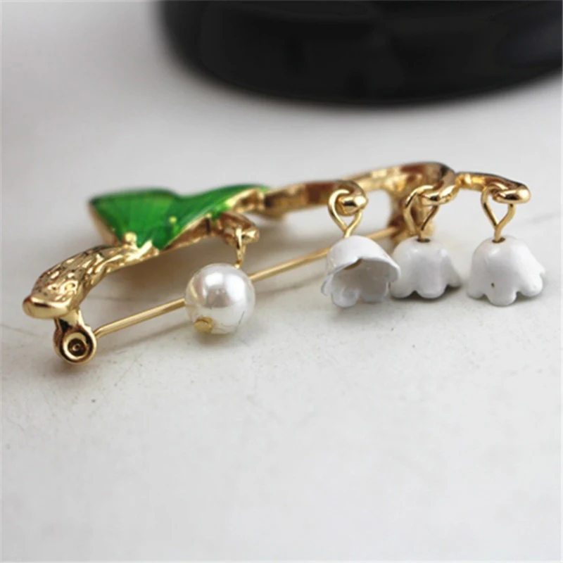 Groen gedruppeld geglazuurde lelietje-van-dalen broche – Een charmant en uniek sieraad voor een elegante finishing touch.