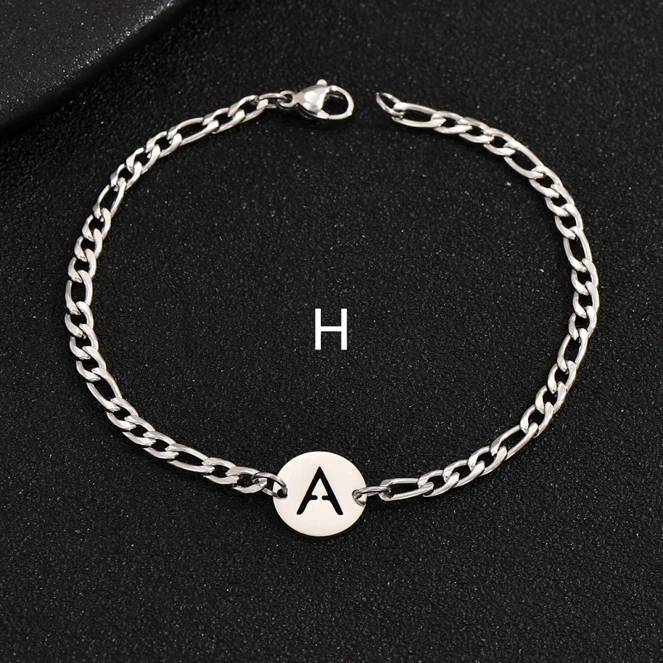 Pulseira de aço titânio com letras simples e design especial. Conforto e estilo para uso diário ou um presente significativo e original.