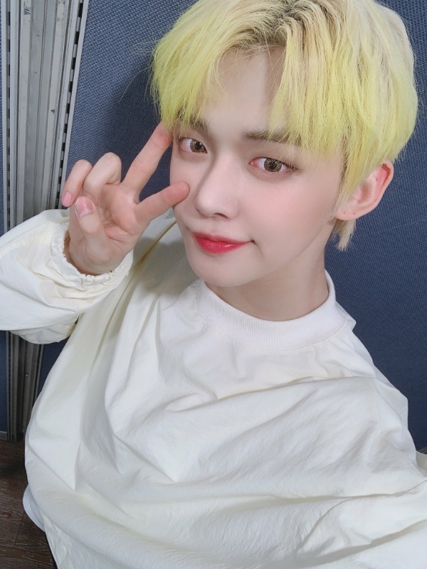 7 Male Idols Who Are Masters At Taking Selfies - Koreaboo