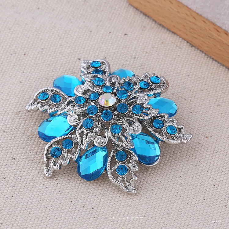 Prelepa jedinstvena tirkizna srebrna kristalna rhinestone vintage broš u obliku cveta. Savršen ukras za vašu odeću.