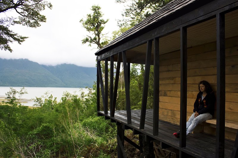 Refugio en los fiordos de la Patagonia - Armando Montero + Samuel Bravo