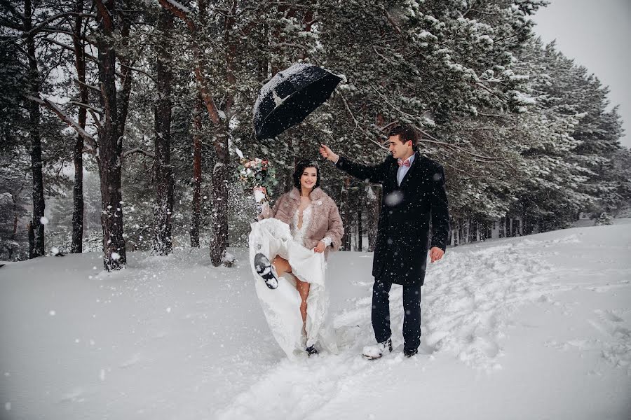Fotógrafo de casamento Olga Shiyanova (oliachernika). Foto de 12 de fevereiro 2019