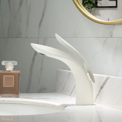 Robinet de lavabo encastrable en or cuivré style nordique. Design élégant, durable et fonctionnel pour une salle de bain moderne et raffinée.