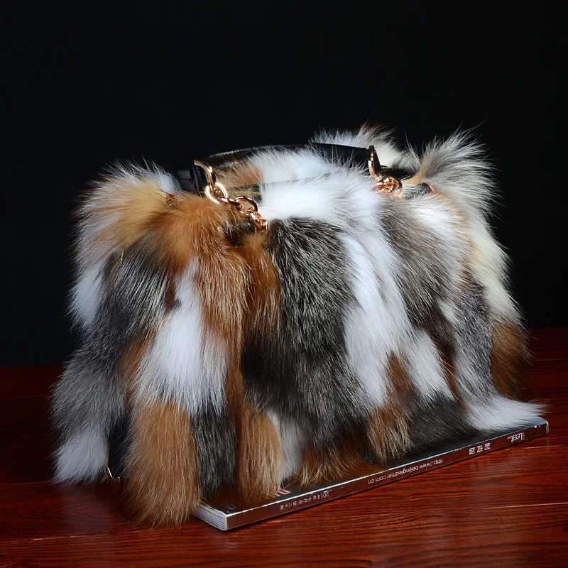 Sac à main tendance en fourrure de renard et cuir de vachette, un accessoire luxueux et élégant pour femmes, alliant style, qualité et durabilité.