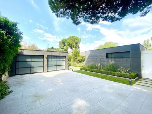 Modern double garage with paved driveway in this luxury house for sale in Carcavelos ($1,488,968 - 365 m²)