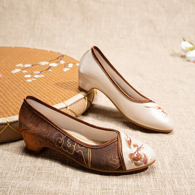 Chaussures brodées style ethnique pour femmes