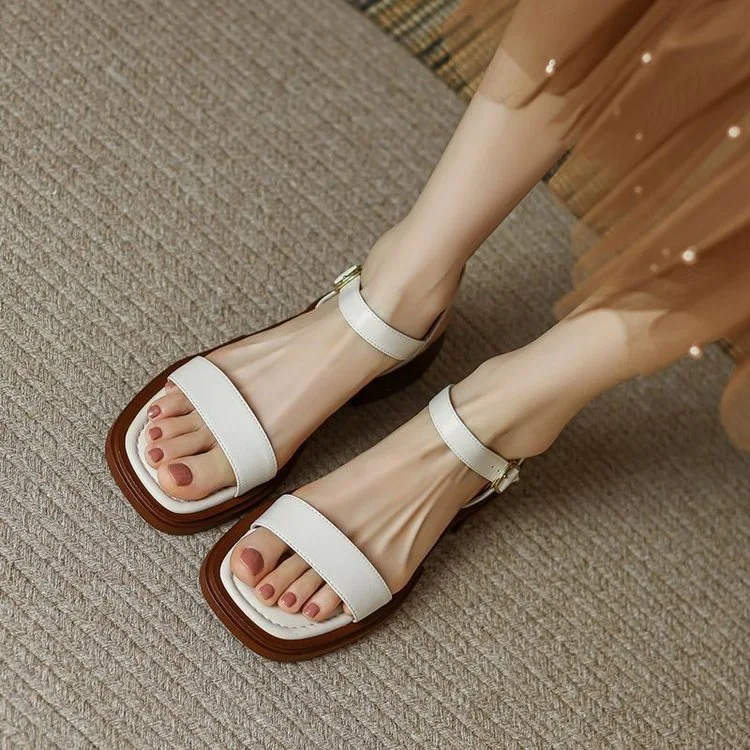 Elegantes sandalias romanas de tacón grueso con correa al tobillo, perfectas para un look sofisticado y cómodo, ideales para cualquier ocasión.