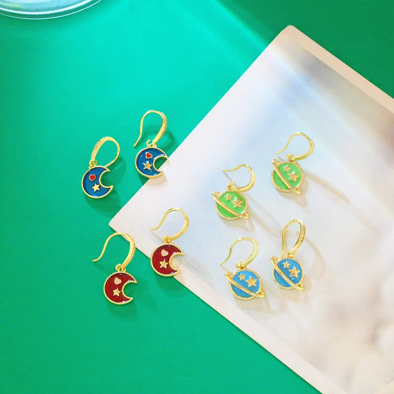 Boucles d'oreilles XINGX Univers Étoile Lune, bijoux célestes. Brillance cosmique, design unique pour femmes. Rehaussez votre beauté avec ces boucles d'oreilles.