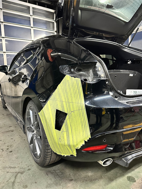 MAZDA3のパーツ加工中・ワンオフ加工・爆笑の時間・AutoExe・リヤサイドカウルに関するカスタム事例の投稿画像1枚目