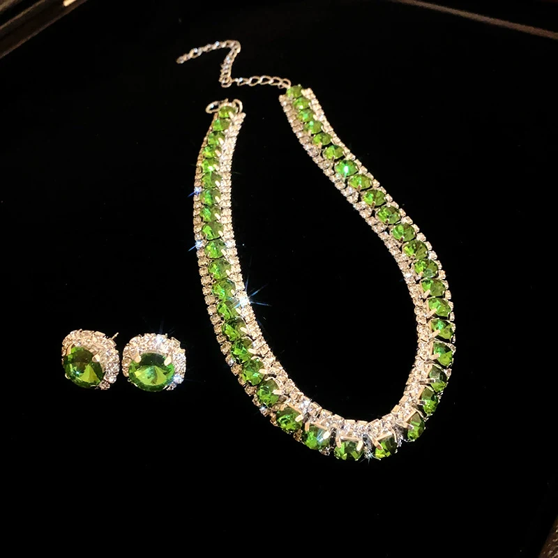 Elegante halsketting met diamant-ingezette vierkante oorbellen, lichte luxe, hoogwaardige clavicula-ketting, bijzondere interesse, voor dames.