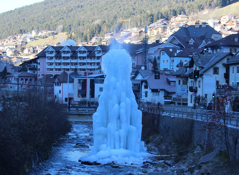 Fontana di ghiaccio tra le montagne della ValGardena di TerryBattaglioni