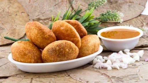 Pyaaz Kachori (2 Pcs) With Aloo Sabji