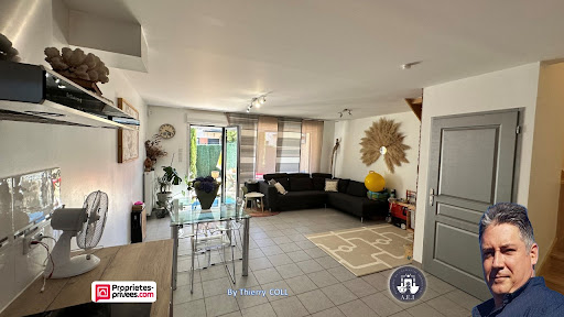 Luxury house for sale in Mions (69780) - Neighborhood Nord - Modern living room with black sectional sofa