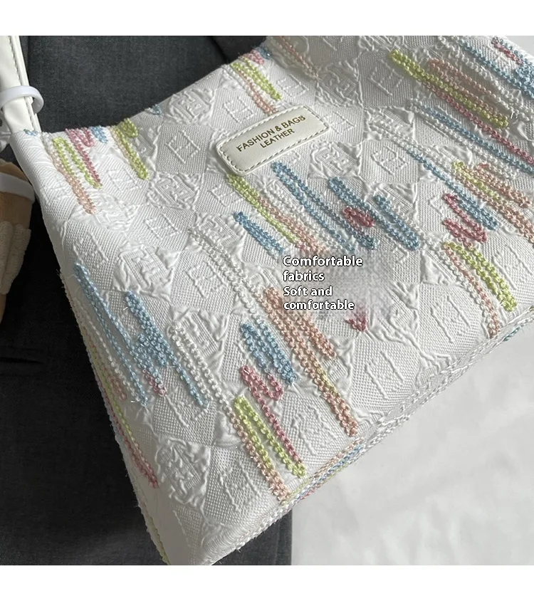 Bolsa de grande capacidade para uso diário, versátil e casual para o verão. Perfeita para transportar tudo o que precisa com conforto e estilo.