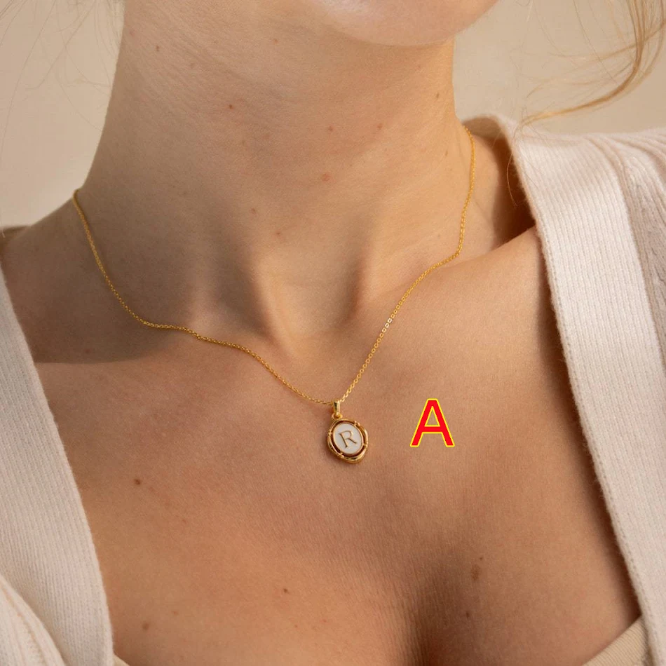 Engels Letter Collier Koper Gecoat Een stijlvol en gepersonaliseerd cadeau om je naam of initialen te laten zien. Perfect voor dagelijks gebruik.